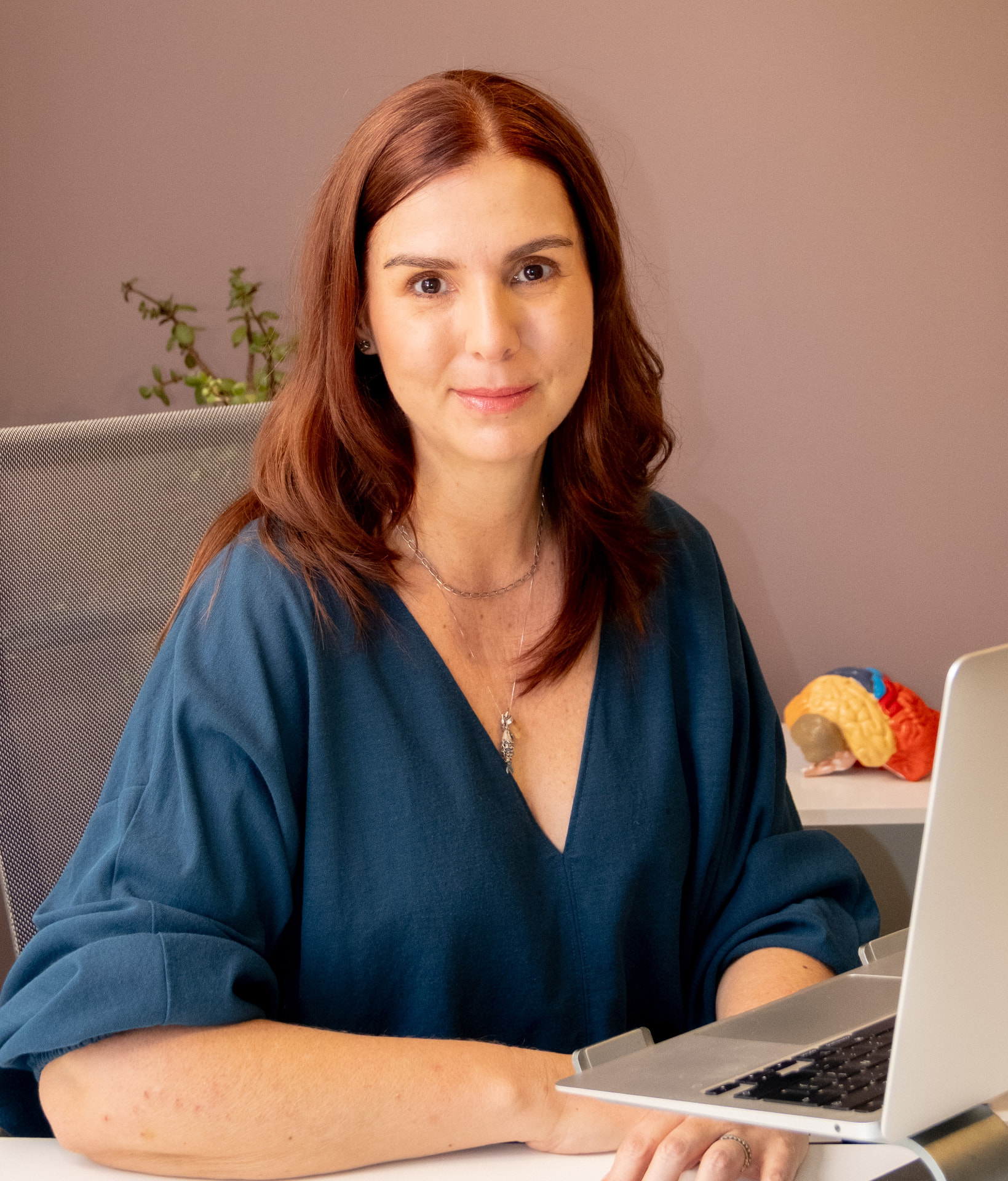 Pilar Londoño trabajando en su escritorio frente al computador