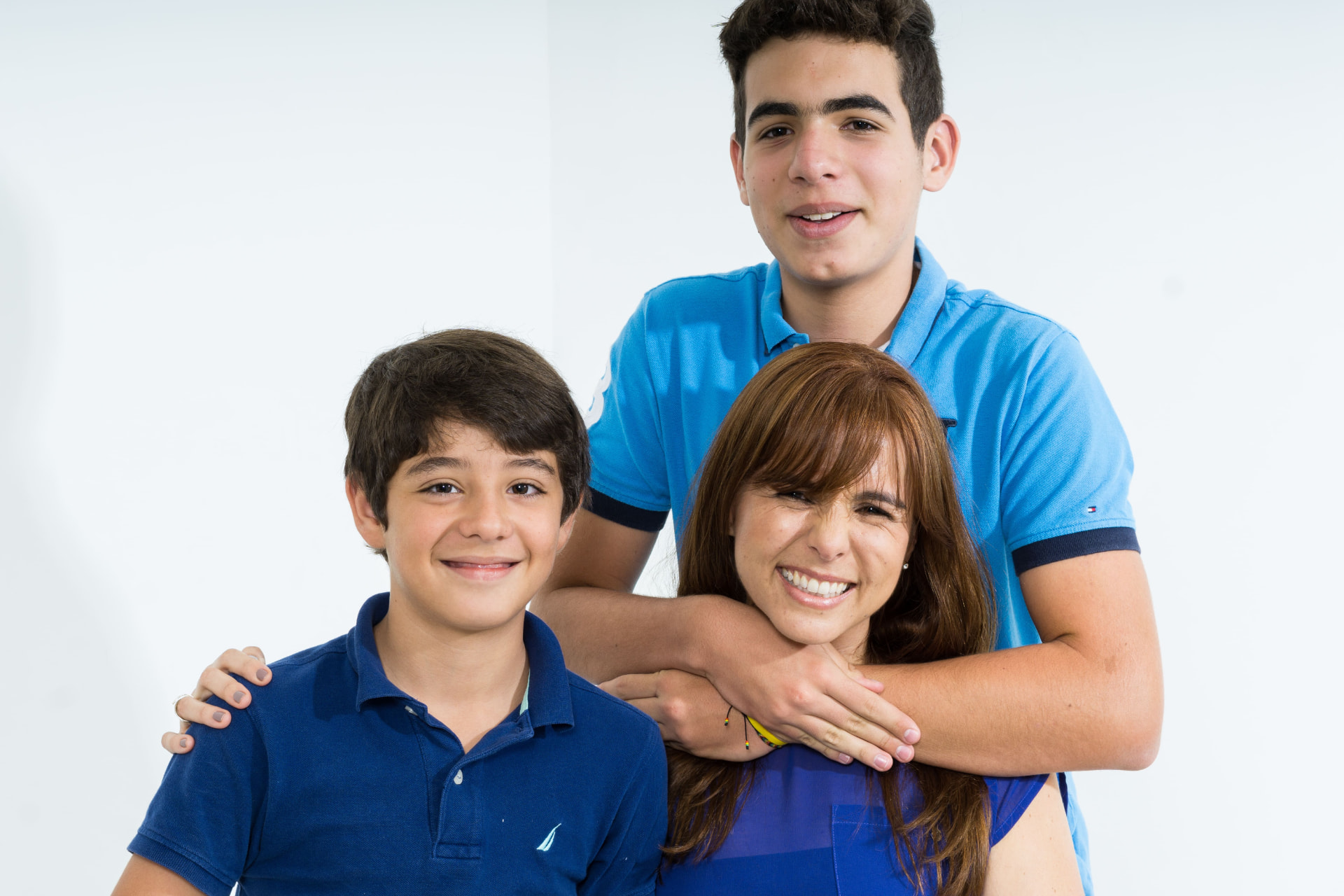 Pilar abrazada por sus dos hijos