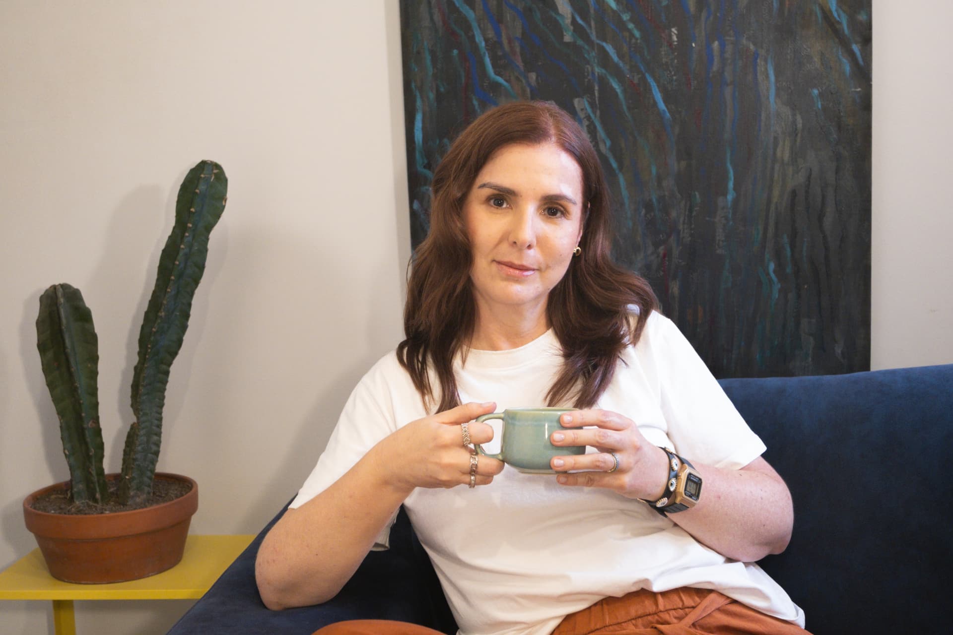 Pilar Londoño sentada con una taza en las manos